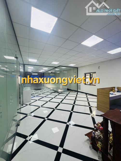 NHÀ XƯỞNG MẶT TIỀN ĐƯỜNG GẦN DT 1300M2 - ĐẦY ĐỦ CHỨC NĂNG - 2 TẦNG MỚI XÂY - NGANG LỚN 20M