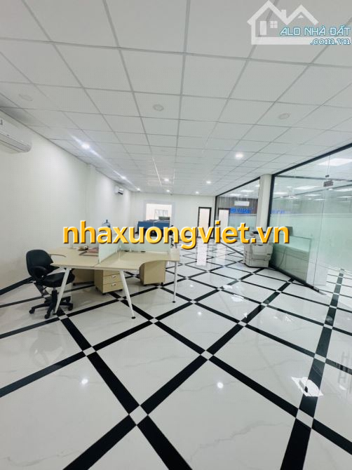 NHÀ XƯỞNG MẶT TIỀN ĐƯỜNG GẦN DT 1300M2 - ĐẦY ĐỦ CHỨC NĂNG - 2 TẦNG MỚI XÂY - NGANG LỚN 20M